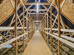 Ossature d'une charpente en bois d'une école primaire