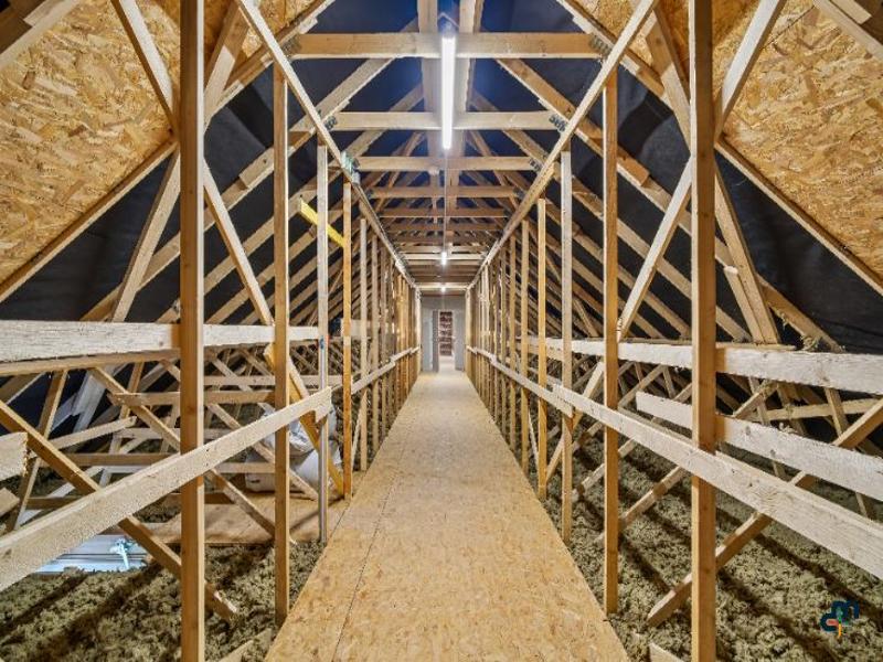 Ossature d'une charpente en bois d'une école primaire